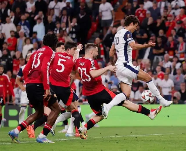 曼联乌龙进死角！热刺狂欢：决赛半场1-0领先，冲击冠军